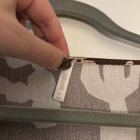 Cropped brown tropical shirt - Picture 3 of 3